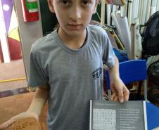 Professor ministra aula prática utilizando antigo alfabeto sumério