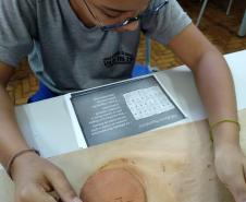 Professor ministra aula prática utilizando antigo alfabeto sumério