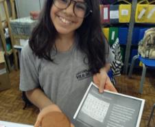 Professor ministra aula prática utilizando antigo alfabeto sumério