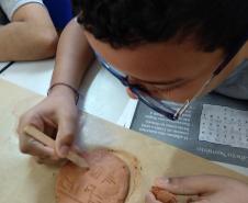 Professor ministra aula prática utilizando antigo alfabeto sumério