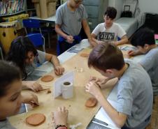 Professor ministra aula prática utilizando antigo alfabeto sumério