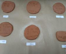 Professor ministra aula prática utilizando antigo alfabeto sumério