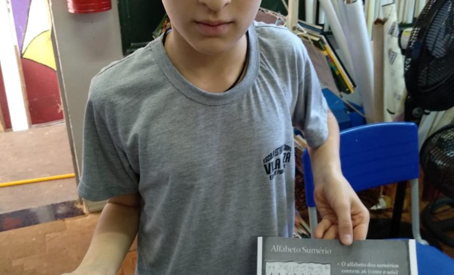 Professor ministra aula prática utilizando antigo alfabeto sumério