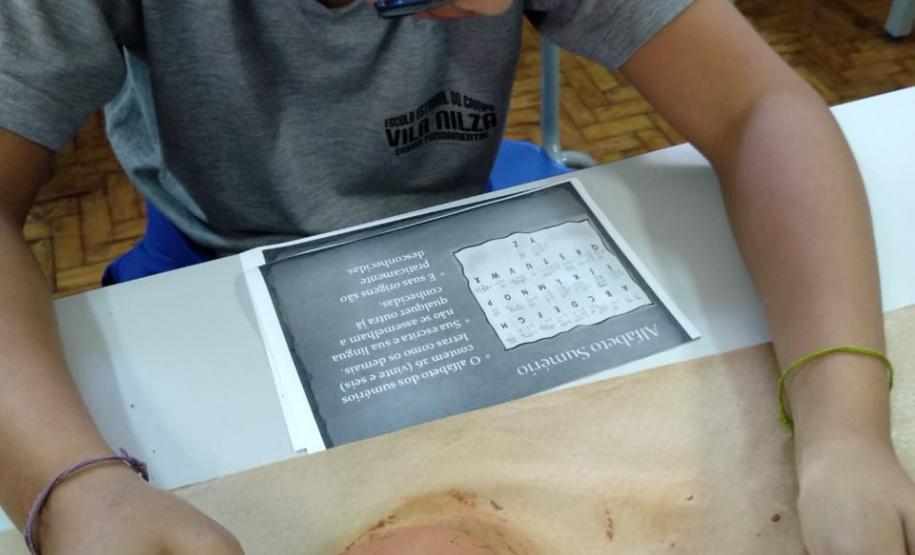 Professor ministra aula prática utilizando antigo alfabeto sumério