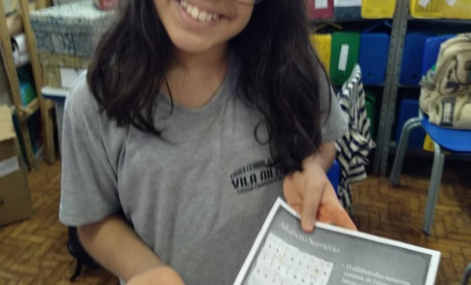 Professor ministra aula prática utilizando antigo alfabeto sumério