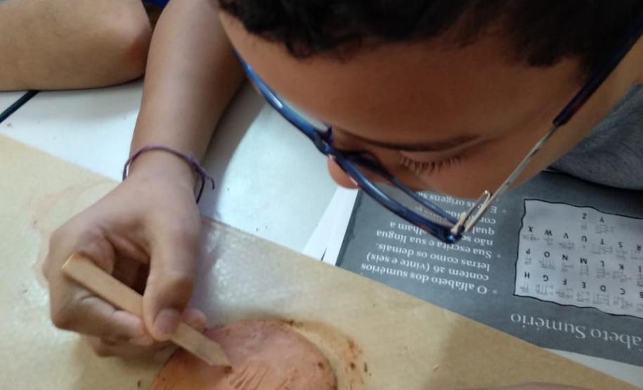 Professor ministra aula prática utilizando antigo alfabeto sumério