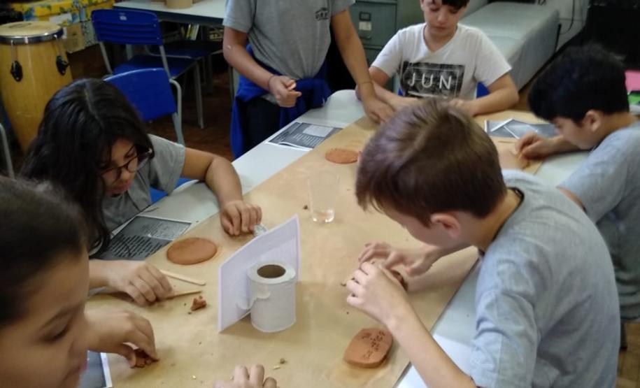 Professor ministra aula prática utilizando antigo alfabeto sumério