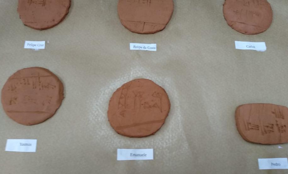 Professor ministra aula prática utilizando antigo alfabeto sumério